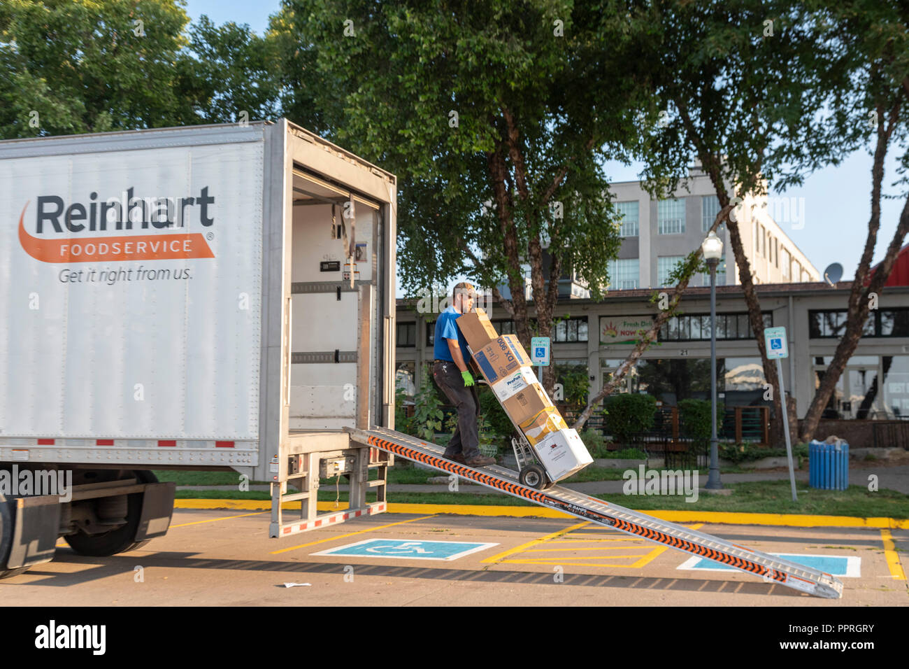 Davenport, Iowa - ein Arbeitnehmer für Reinhart Foodservice liefert Essen in ein Restaurant. Stockfoto