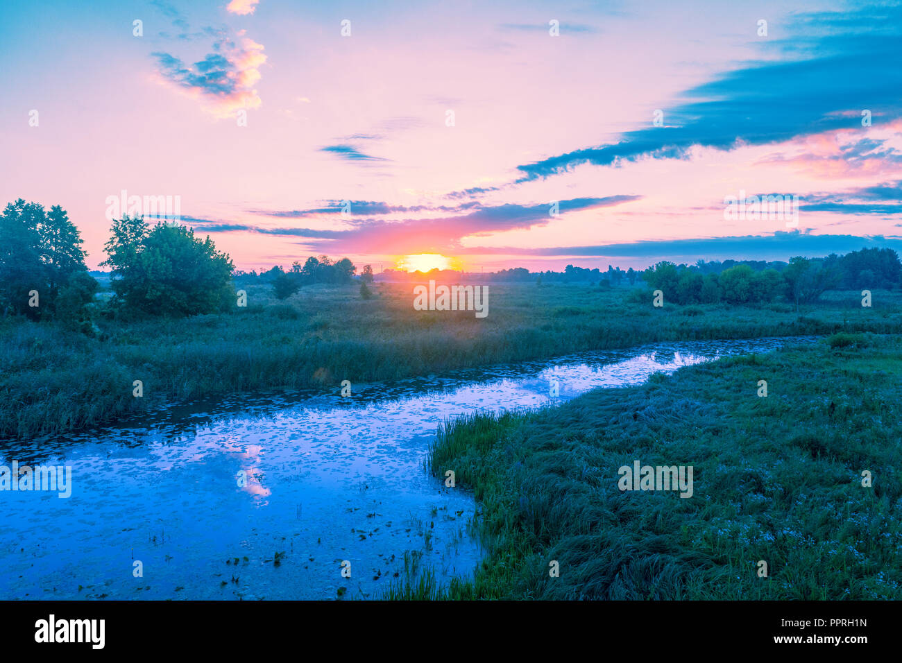 Fruh Am Morgen Sonnenaufgang Uber Dem Fluss Landliche Landschaft Schone Natur Stockfotografie Alamy