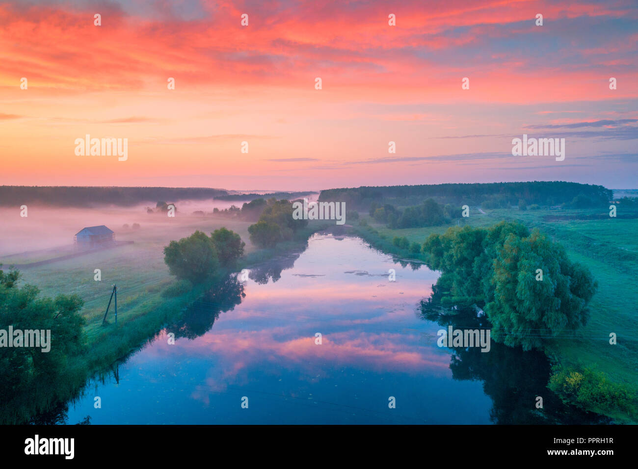 Früh am Morgen, Sonnenaufgang über dem Fluss. Ländliche Landschaft. Schöne Natur Stockfoto