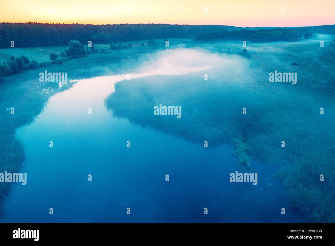 Früh am Morgen, Sonnenaufgang über dem See. Ländliche Landschaft. Schöne Natur Stockfoto