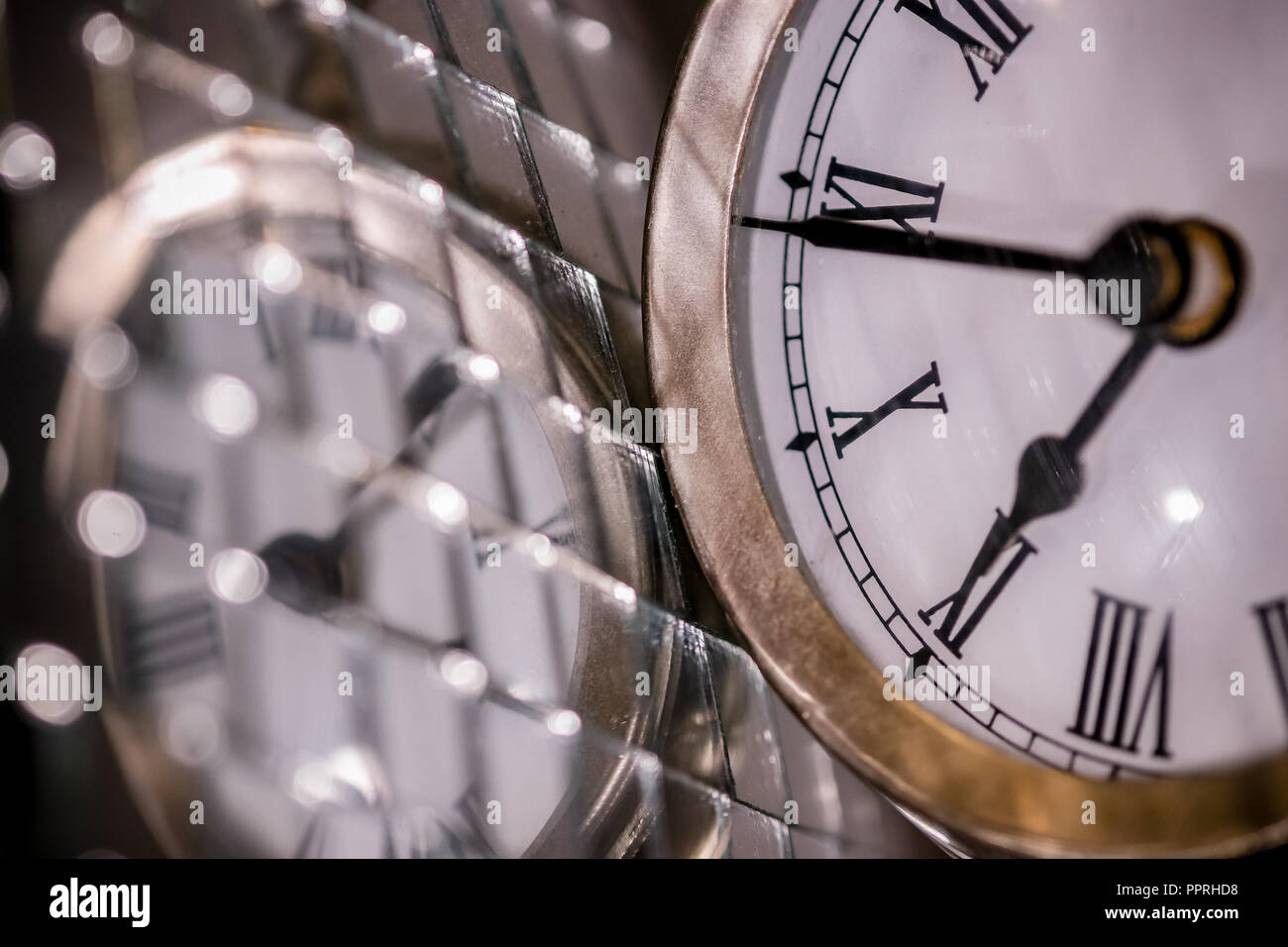 Close up arty Schuß eines Metall große Taschenuhr Uhr neben einem Silber Disco ball Stockfoto