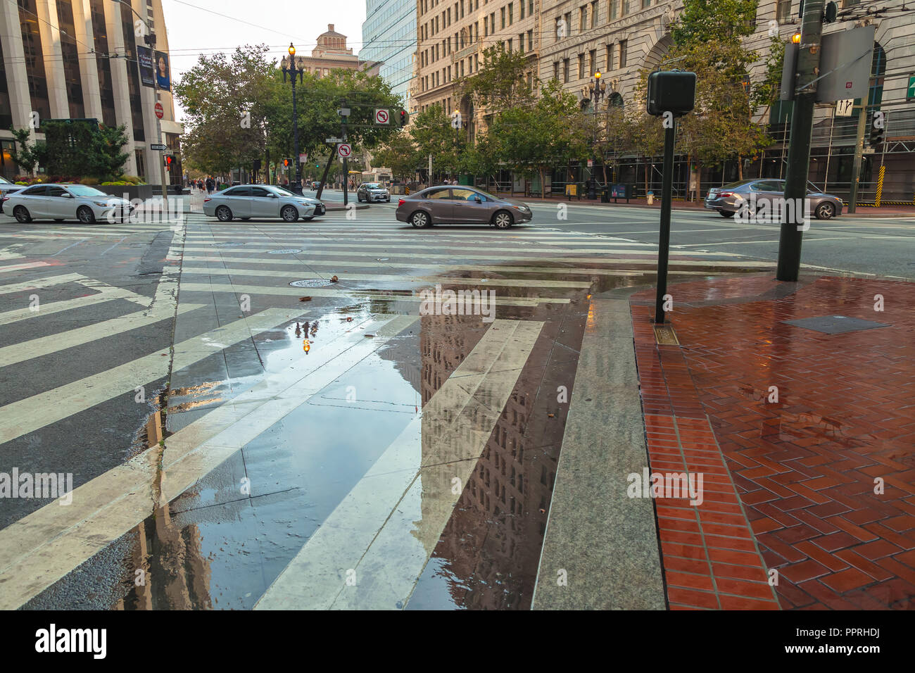 Fahrenden Autos an der Kreuzung zwischen Markt und Pine Street, San Francisco, Kalifornien, USA. Stockfoto