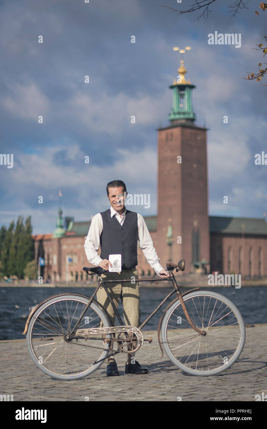 STOCKHOLM, Schweden, Sept. 22, 2018: Fahrrad in Tweed Radtour mit Oldtimer und Kleidung. Vor dem Start Mit der Kulisse des Rathauses. Stockfoto