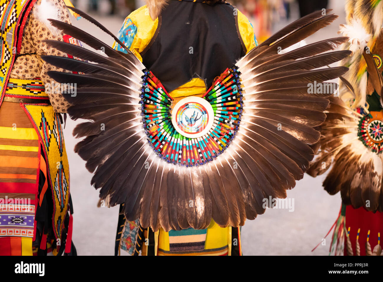 Milwaukee, Wisconsin, USA - September 8, 2018 Die indische Sommer Festival,  in der Nähe der traditionellen Indianischen Kleidung mit Federn  Stockfotografie - Alamy