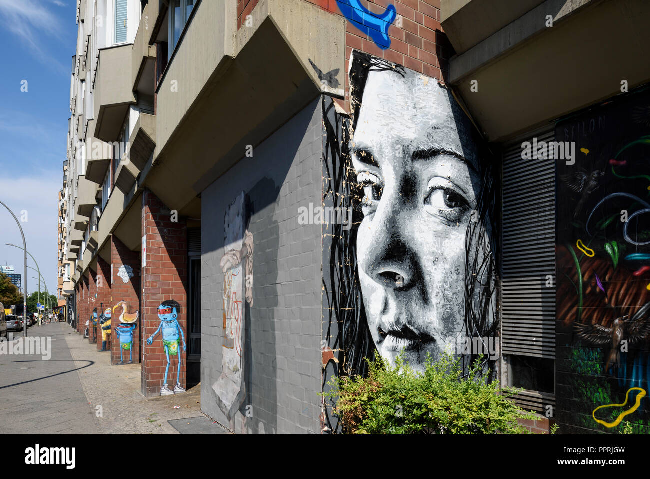 Berlin. Deutschland. Street Art auf, Schöneberg Bülowstraße. Vordergrund portrait von frau von Nils Westergard. Stockfoto