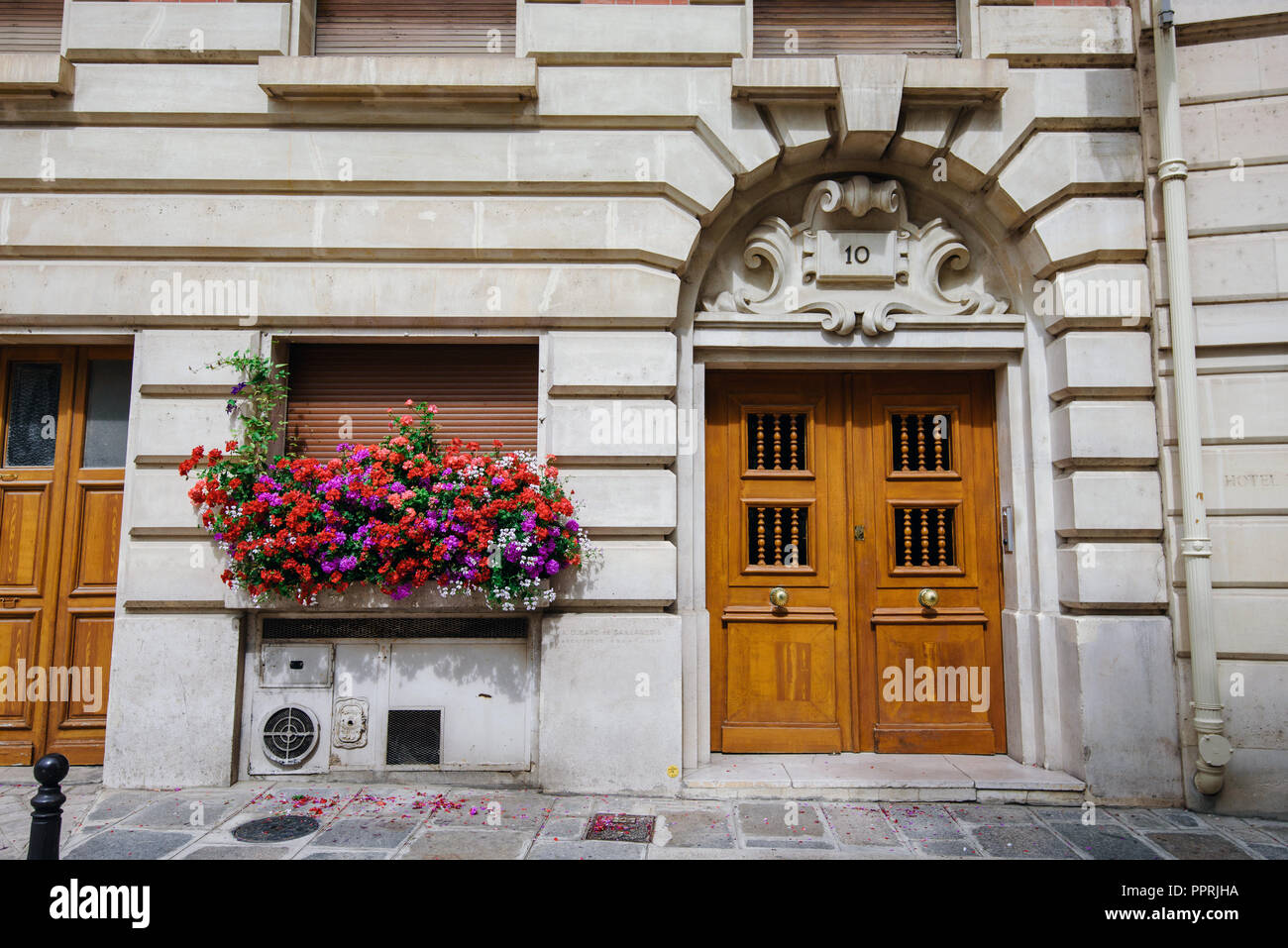 Alte Pariser Gebäude Fassade mit Geranium Stockfoto