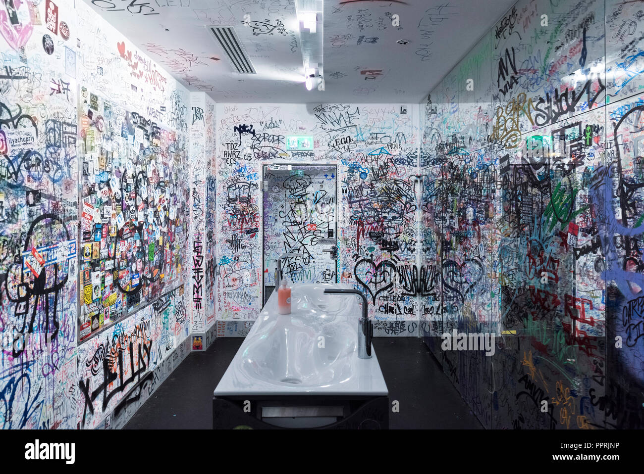 Berlin. Deutschland. Urban Nation Museum für Zeitgenössische Kunst, bülowstraße 7, Schöneberg, Graffiti Badezimmer abgedeckt. Stockfoto