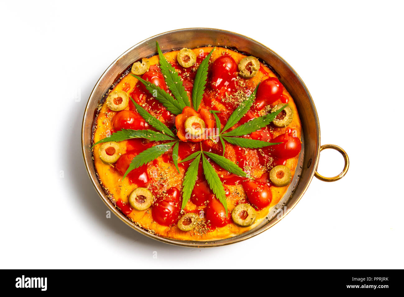 Pizza mit Marihuana auf einem Tablett Top View Stockfoto