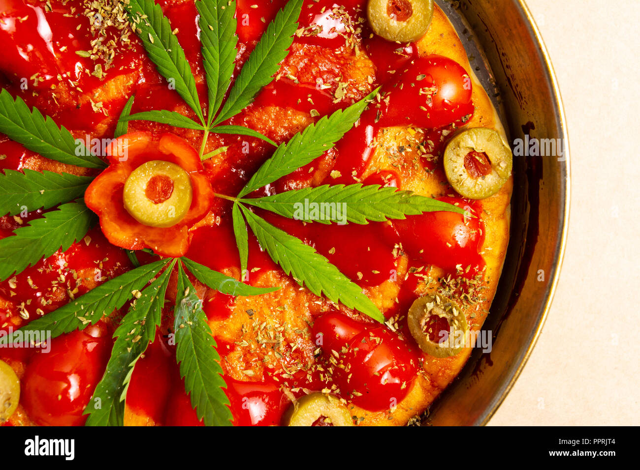 Pizza mit Marihuana auf einem Tablett Top View Stockfoto