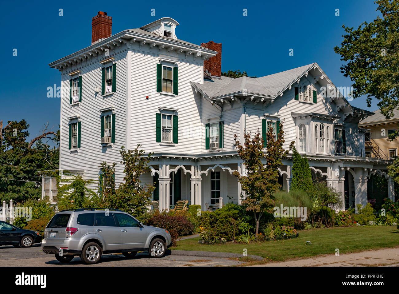 Großen hölzernen Weißen klatschen board Haus mit Veranda nad grünen Fensterläden Kay St, Newport Rhode Island, USA Stockfoto