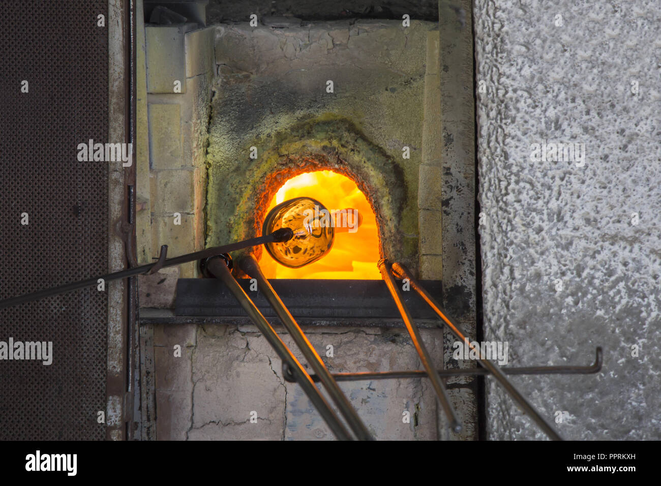 Herstellung von Glas in einem traditionellen Ofen, in Glashütte in Murano,  Venedig, Italien Stockfotografie - Alamy