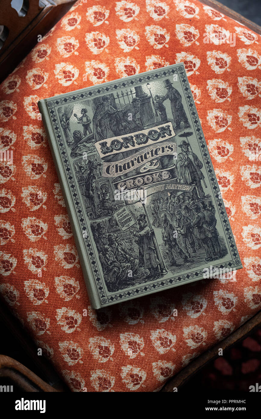 London Zeichen und Ganoven Hardcover Buch auf einem Stuhl Stockfoto