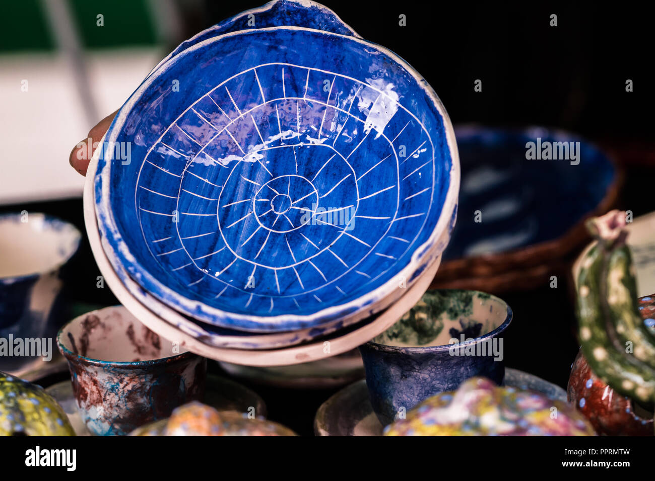 Indigo Blau handgefertigte Keramik Teller Stockfoto