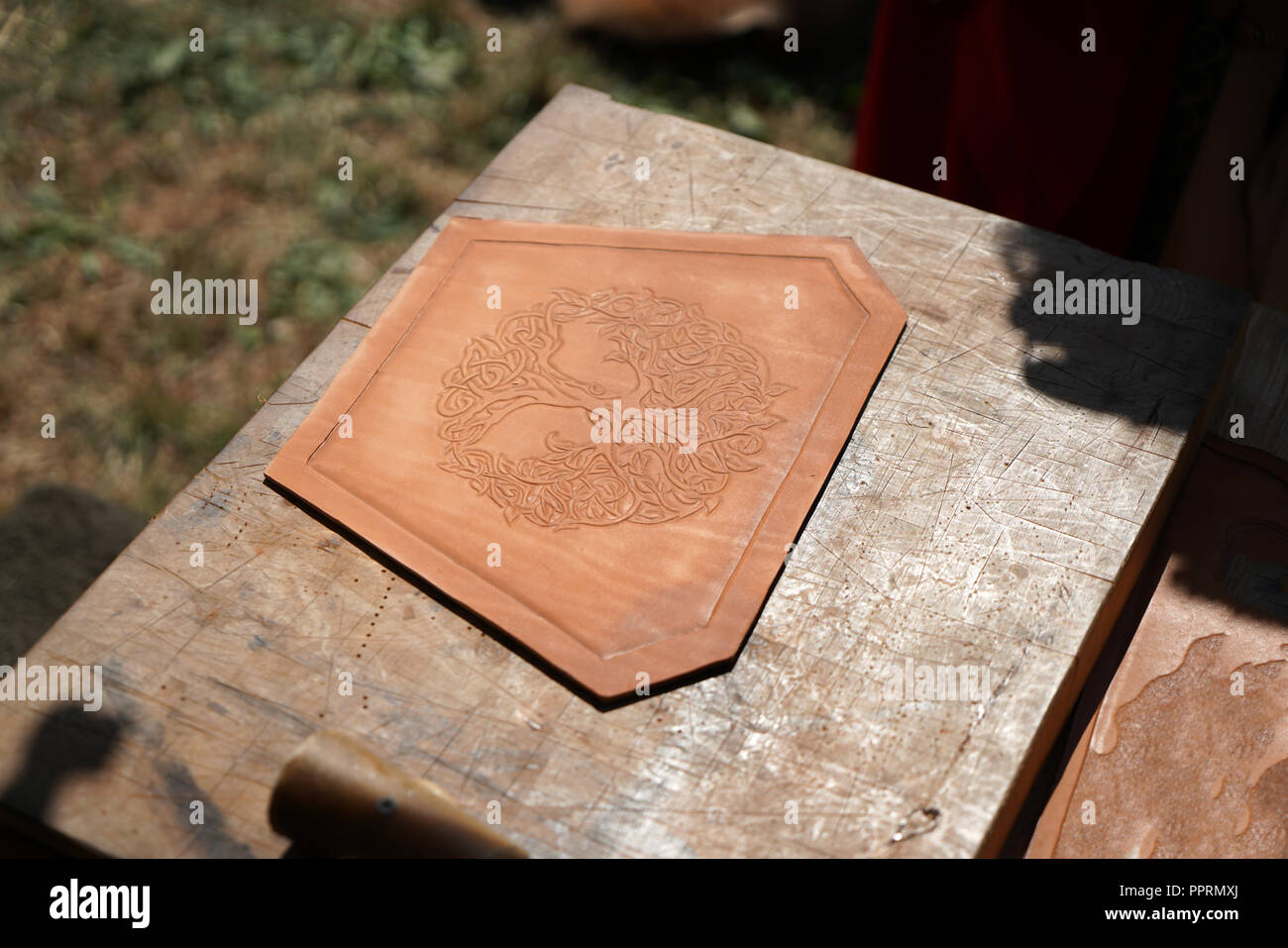 Bearbeiten Und Gravur Leder Ist Eine Alte Handwerkskunst Stockfotografie Alamy