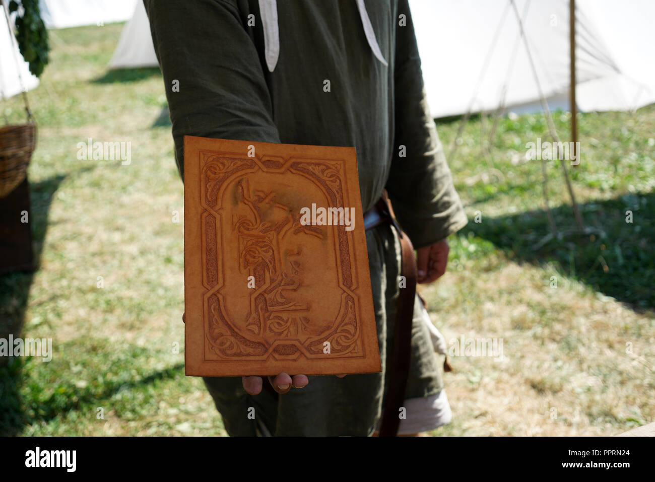 Bearbeiten und Gravur Leder ist eine alte Handwerkskunst Stockfoto