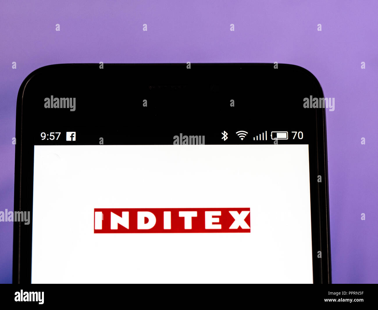 Inditex Logo auf dem Smartphone angezeigt. Industria de Diseno Textil, S.A. ist eine spanische multinationale Clothing Company ist die größte Fashion group in der Welt, betreibt über 7.200 Filialen in 93 Märkten weltweit. Stockfoto