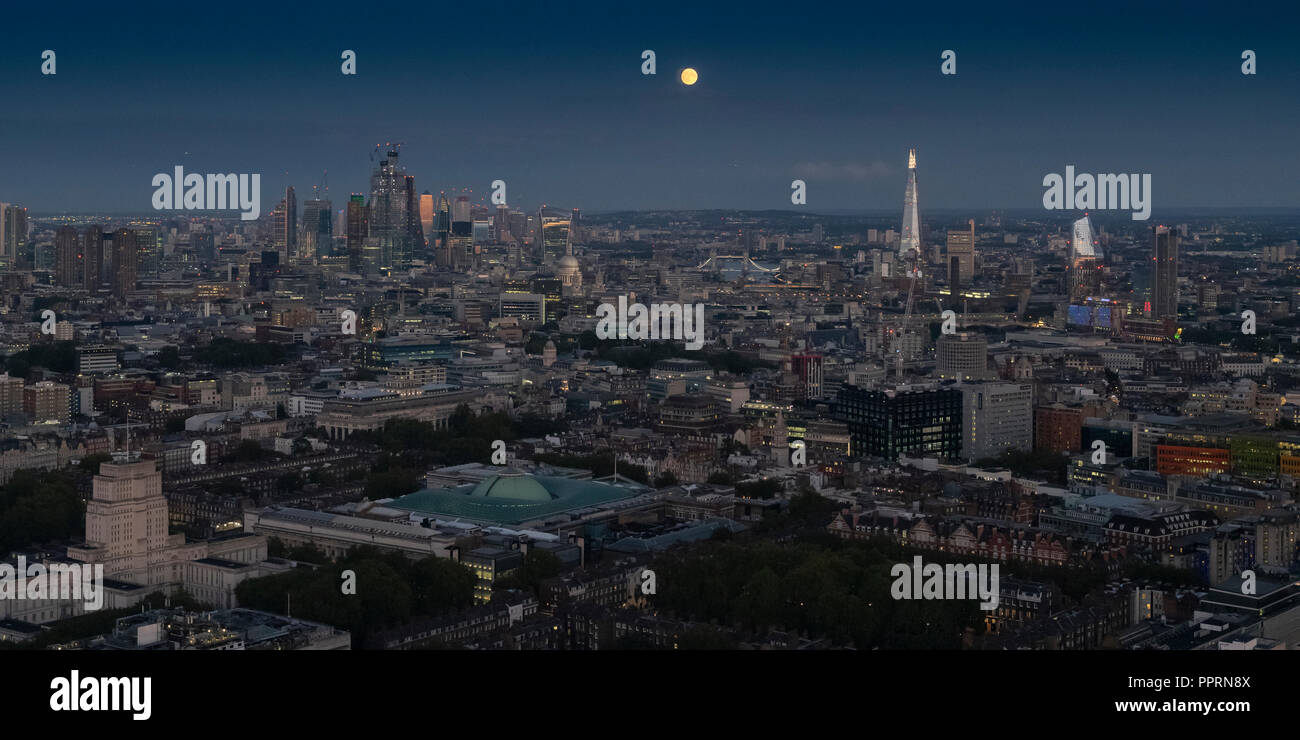 23. September 2018, Open House London, BT Tower Observation Plattform, in der Nacht, auf der Suche nach Osten in Richtung der Londoner City und Canary Wharf, Full Moon Stockfoto