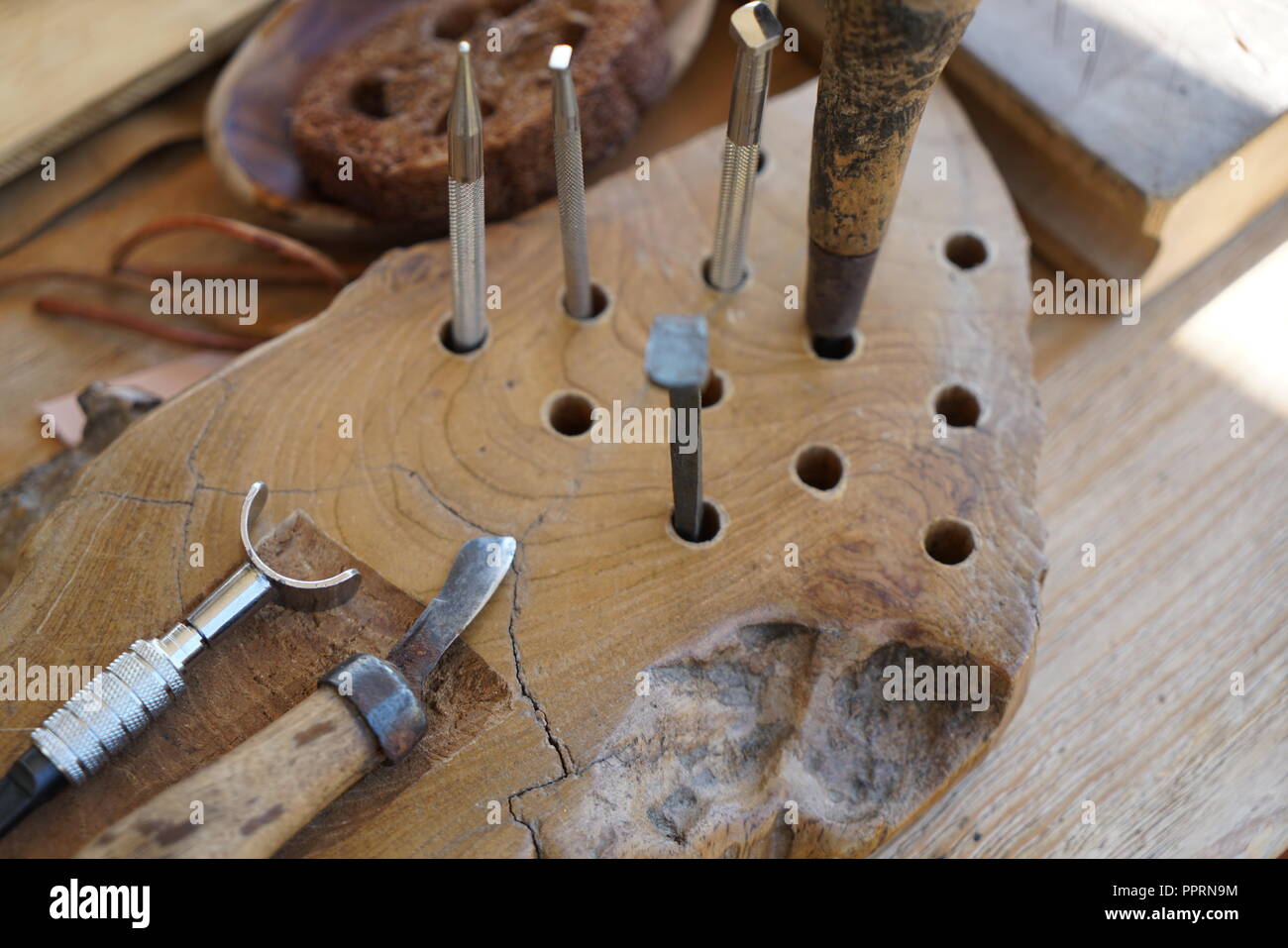 Bearbeiten Und Gravur Leder Ist Eine Alte Handwerkskunst Stockfotografie Alamy