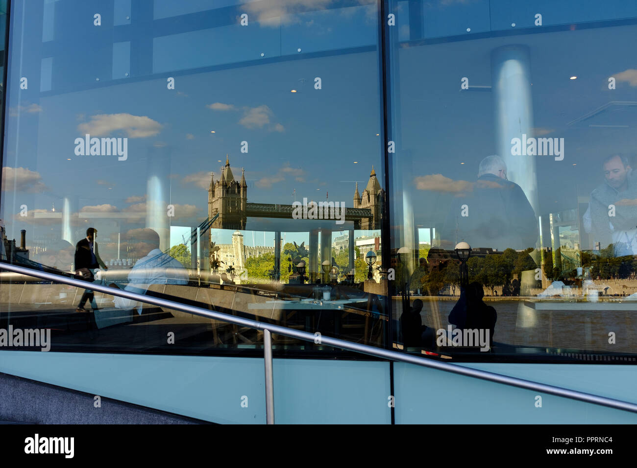 UK, London-Tower Bridge und Tower von London auf ein Restaurant Fenster refleted Stockfoto