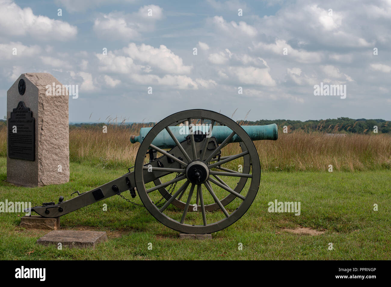 Eine Kanone steht in der Nähe ein Denkmal auf einem der Gettysburg historischen Schlachtfeldern des Bürgerkrieges. Stockfoto