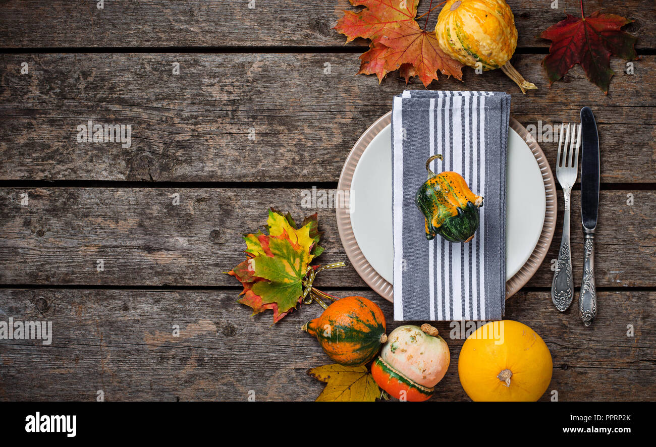 Herbst Tabelle mit bunten Blättern Stockfoto