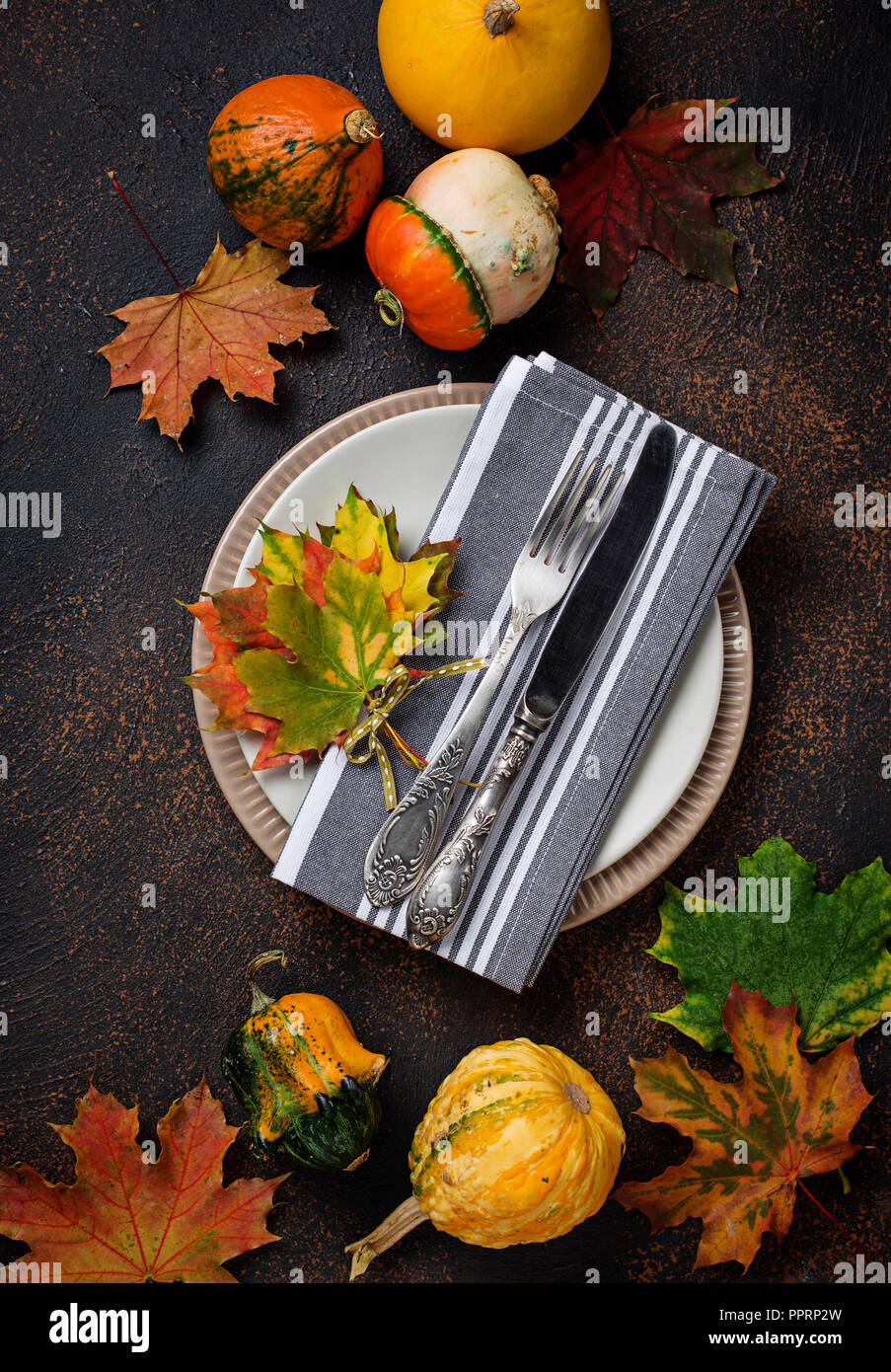 Herbst Tabelle mit bunten Blättern Stockfoto