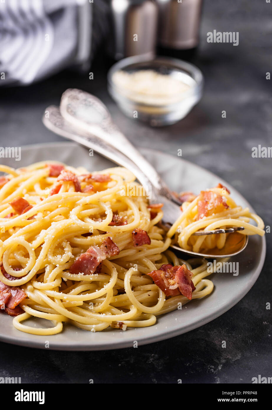 Pasta Carbonara mit Schinken und Parmesan Stockfoto