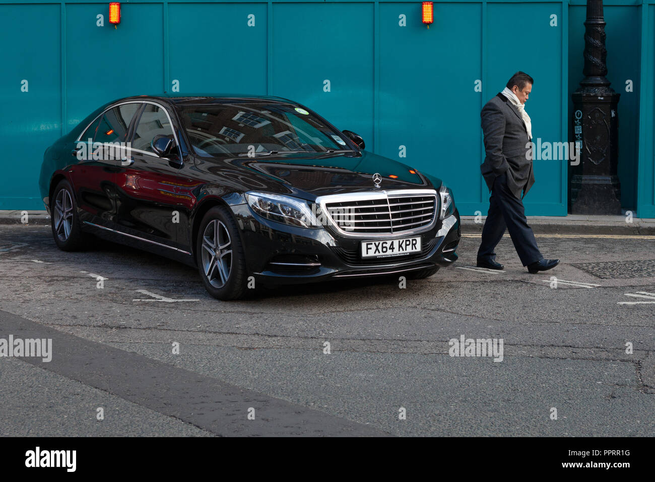 Mercedes-Benz in London mit einem Chauffeur geparkt. Stockfoto