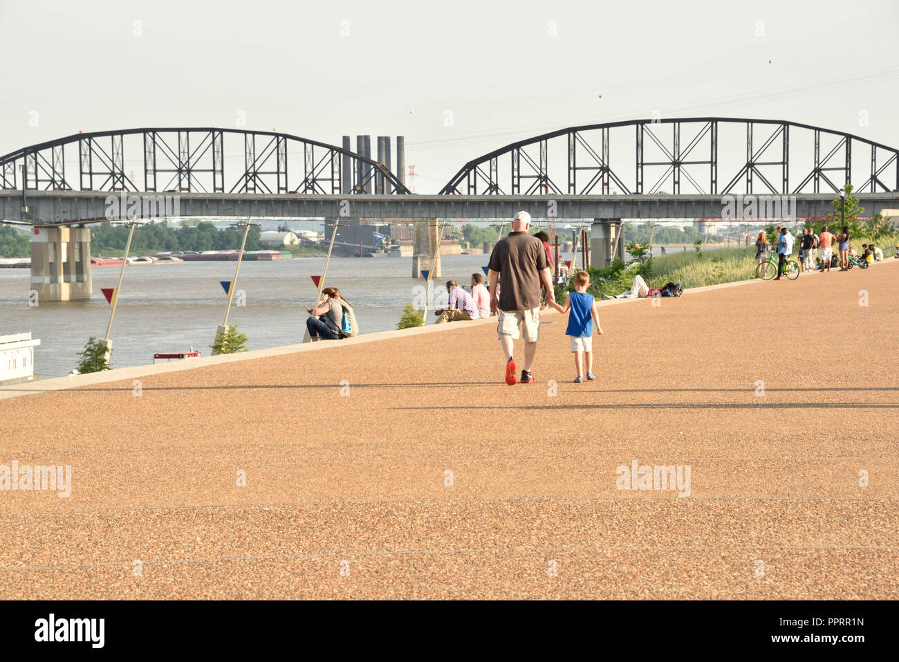 Vater und Sohn zu Fuß entlang der Promenade in der Nähe des Mississippi River, St. Louise Missouri im Sommer Stockfoto