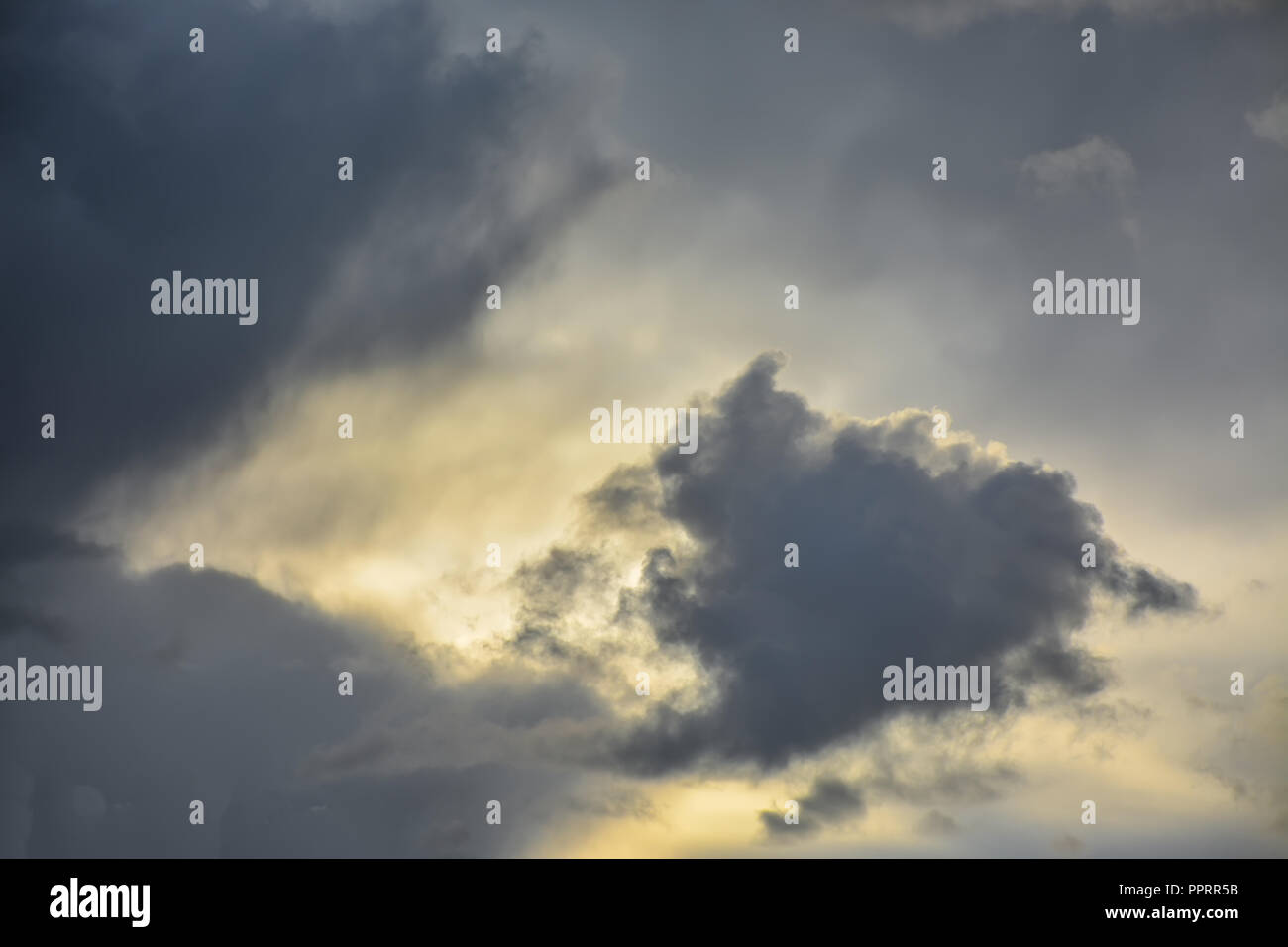 Wolken vor einem Gewitter über der Stadt. Schlechtes Wetter. Stockfoto