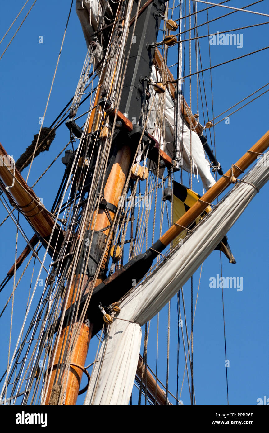 Mast und Rigg der Pride of Baltimore II Tall Ship in der Duluth Hafen für das Maritime fest vertäut. Duluth, Minnesota, MN USA Stockfoto