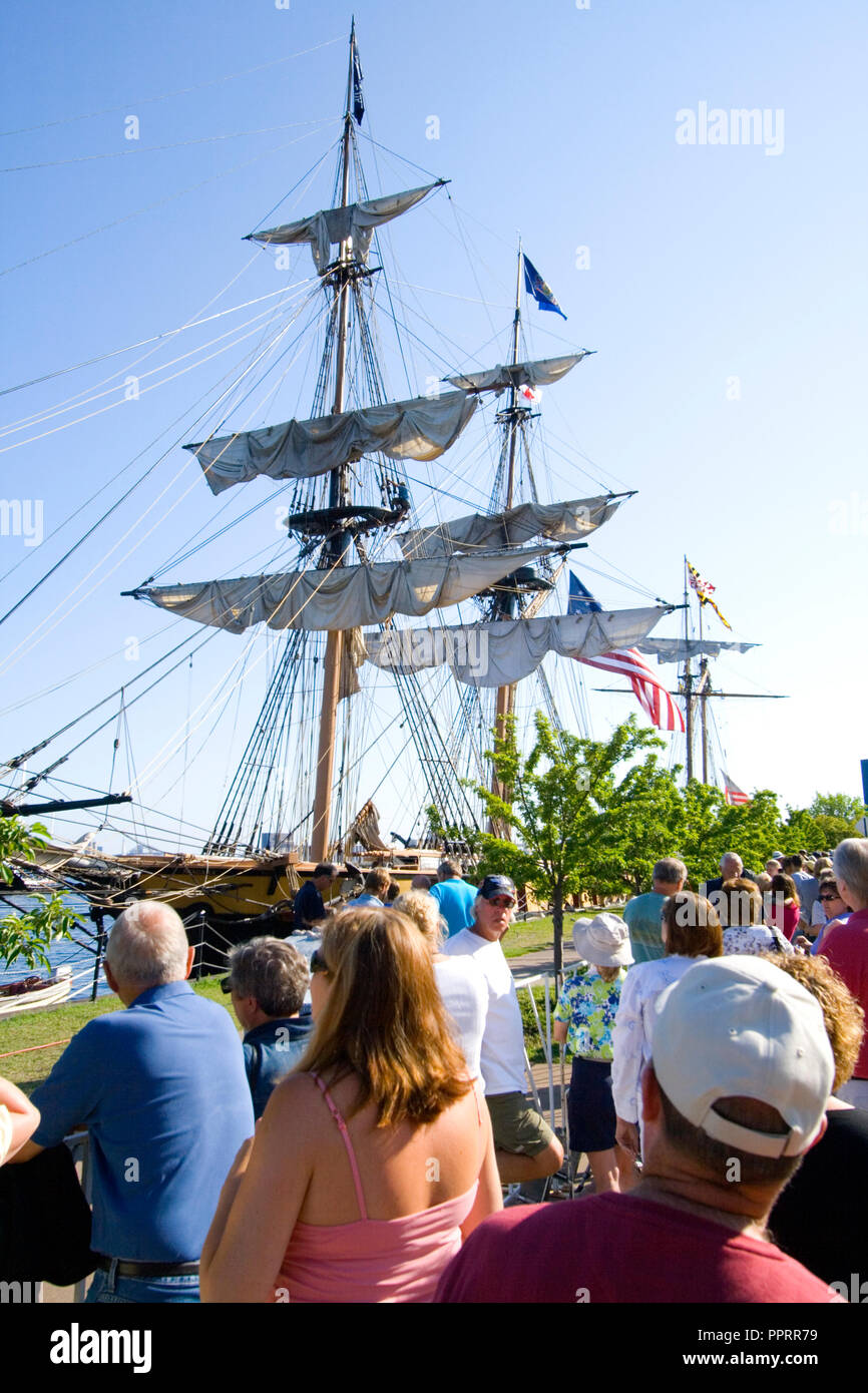 Maritime Festival Touristen beobachten der US-Brig Niagara Tall Ship im Bayfront Park vertäut. Duluth, Minnesota, MN USA Stockfoto