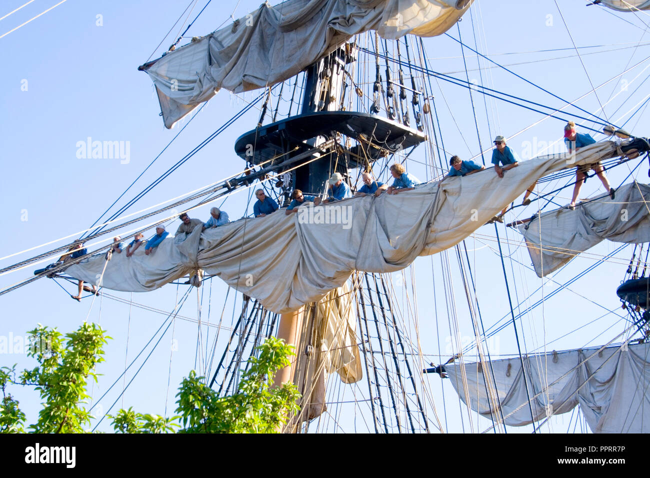 Crew rollt das Segel am Spreader der U.S. Brig Niagara Tall Ship im Bayfront Park Maritime Festival vertäut. Duluth, Minnesota, MN USA Stockfoto