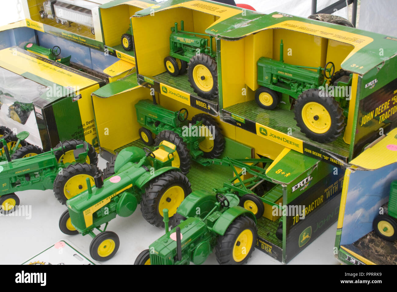 Anzeige von Jon Deere grünen Spielzeugtraktor für Verkauf in der Schlacht See Flohmarkt. Schlacht See Minnesota MN USA Stockfoto