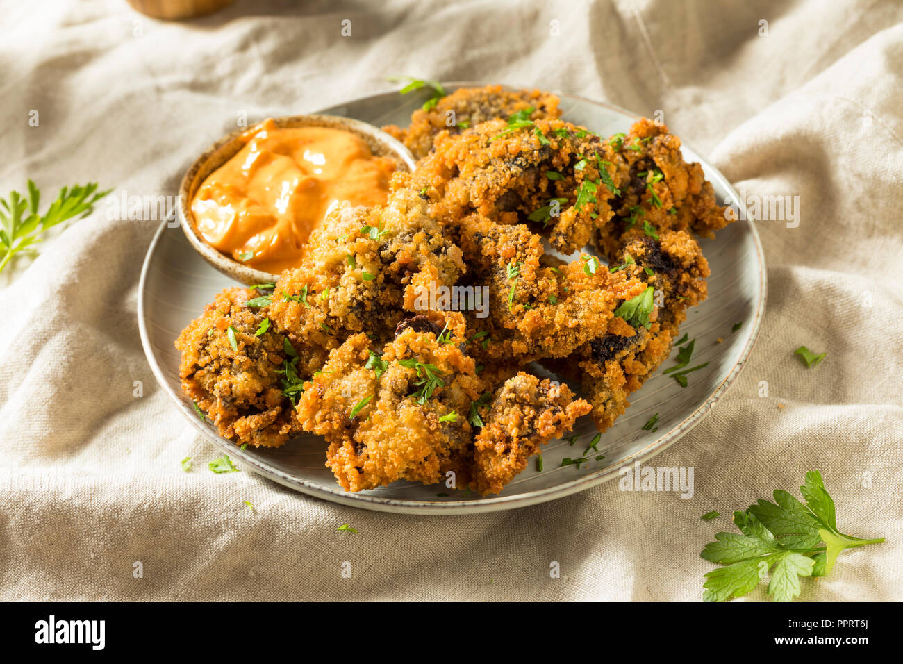 Hausgemachte Frittierte Hühnerleber mit würzigen Mayo Stockfoto