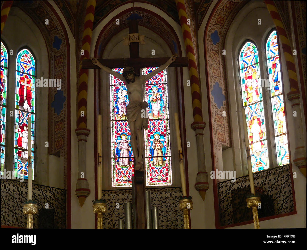 Deruta Umbrien Italien, Kirche San Francesco. Blick auf Kruzifix über die Glasfenster in der Kirche Stockfoto