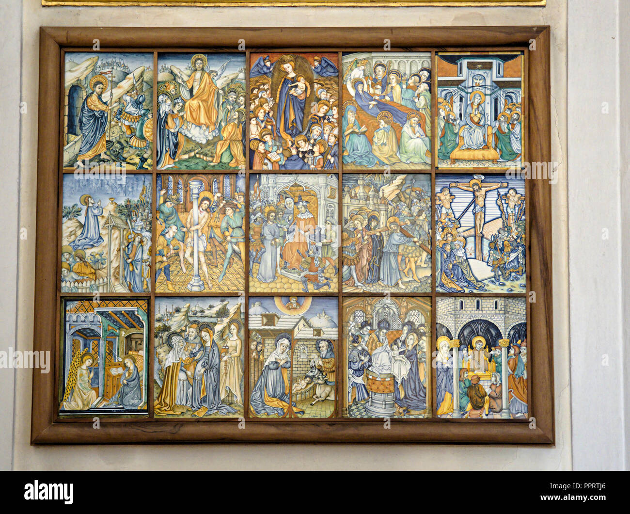 Deruta Umbrien Italien. Keramische Fliesen innerhalb des San Francesco Kirche. Handwerk einiger lokaler Handwerker, Nahaufnahme Stockfoto