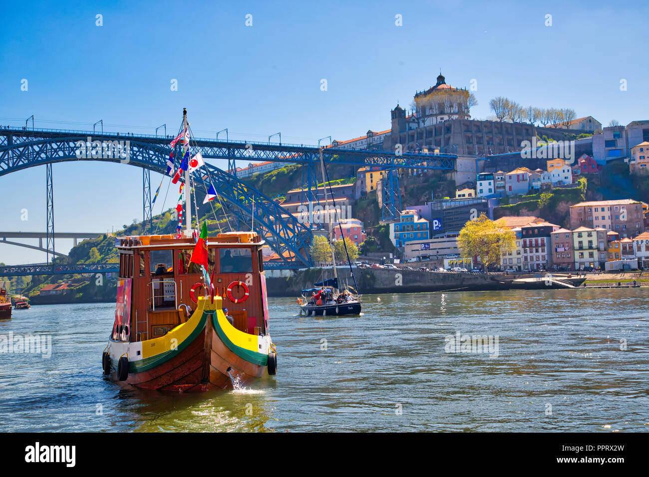 Porto, Portugal-14 Oktober 2017: Berühmte Rio Douro Bootstouren zur Schau stellen Stadt wichtigsten Sehenswürdigkeiten und Attraktionen Stockfoto