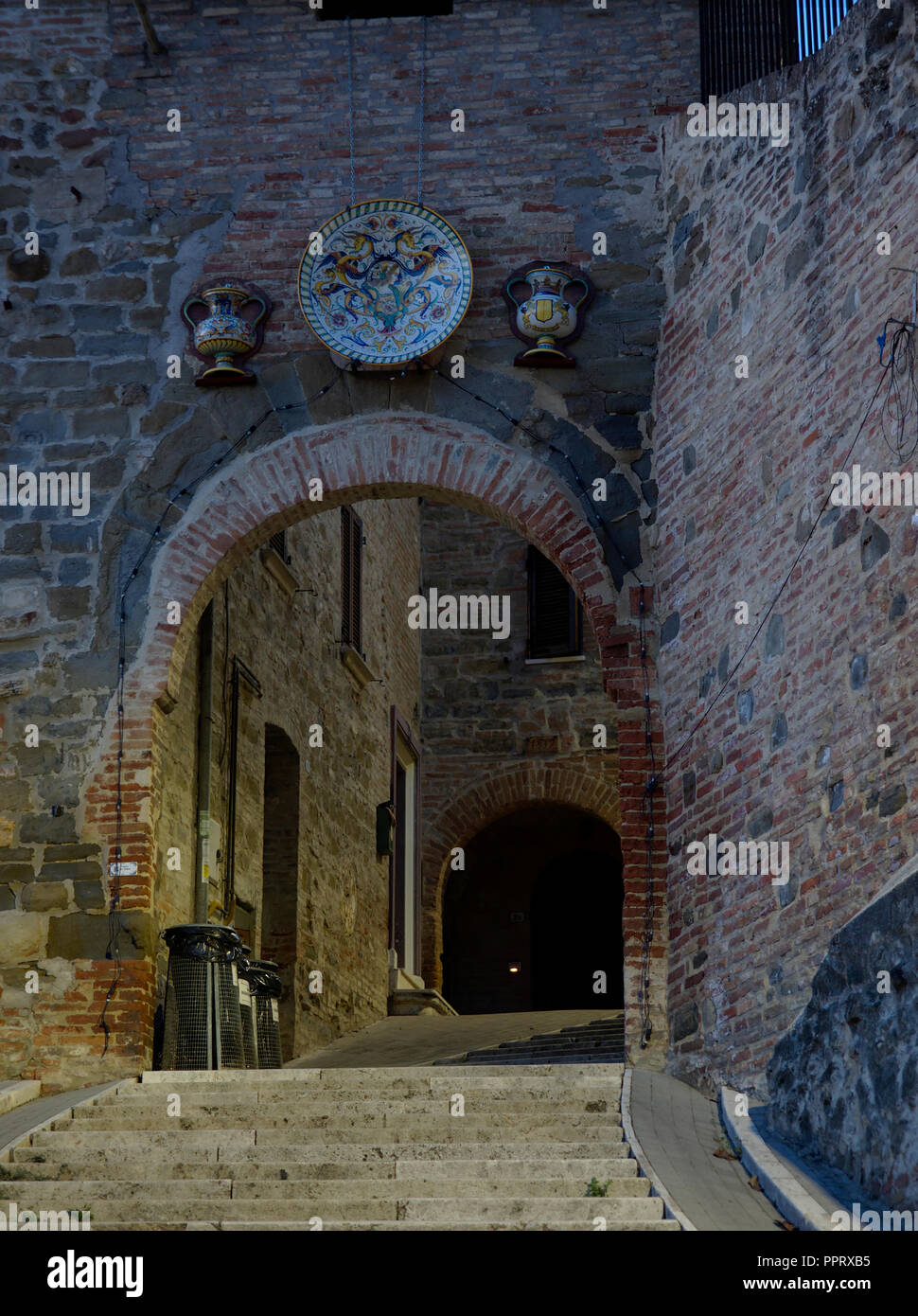 Deruta Umbrien Italien. Am frühen Abend Blick auf einer antiken Tore von Deruta mit einigen Keramiken auf der Oberseite. Porta Tuderte auch als Porta del Borgo o bekannt Stockfoto