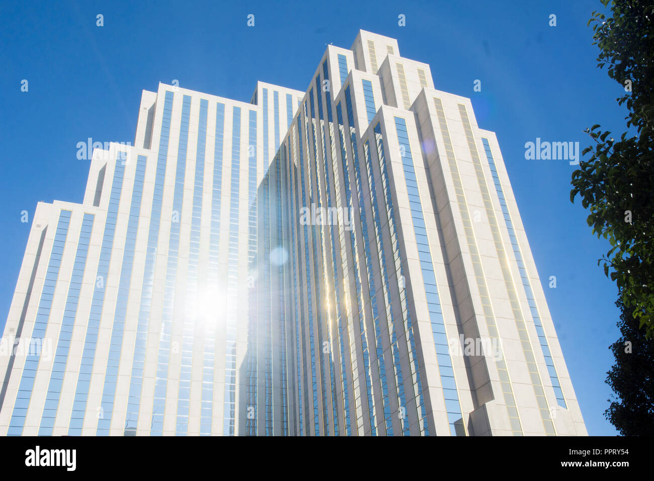 Helle Morgensonne Reflexen aus Windows der Eldorado Casino in Reno, Nevada. Stockfoto