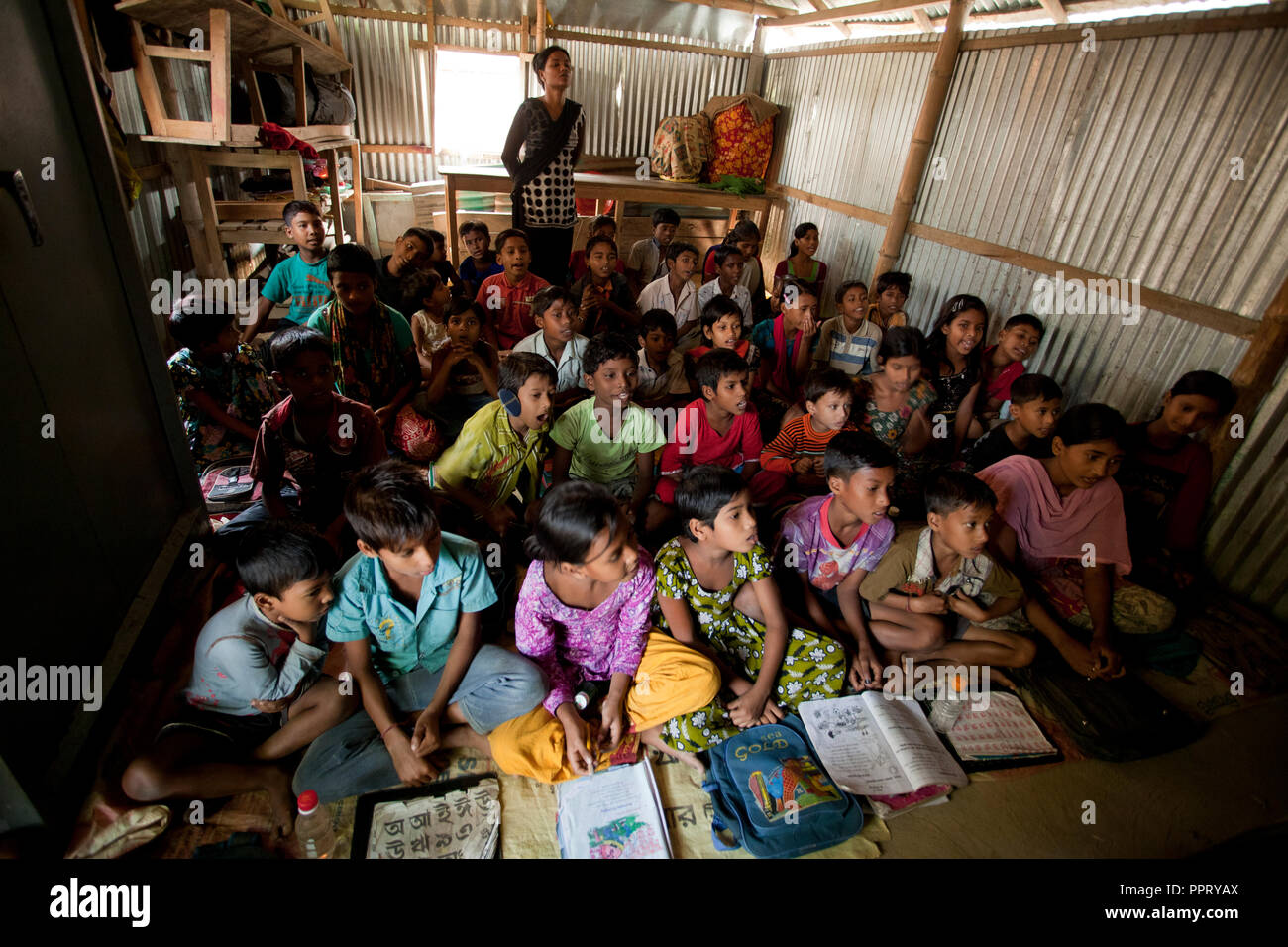 Studenten an nicht-formalen Grundschule, die von einer NRO an Sahapur. Sonargaon, Narayanganj, Bangladesch. Stockfoto