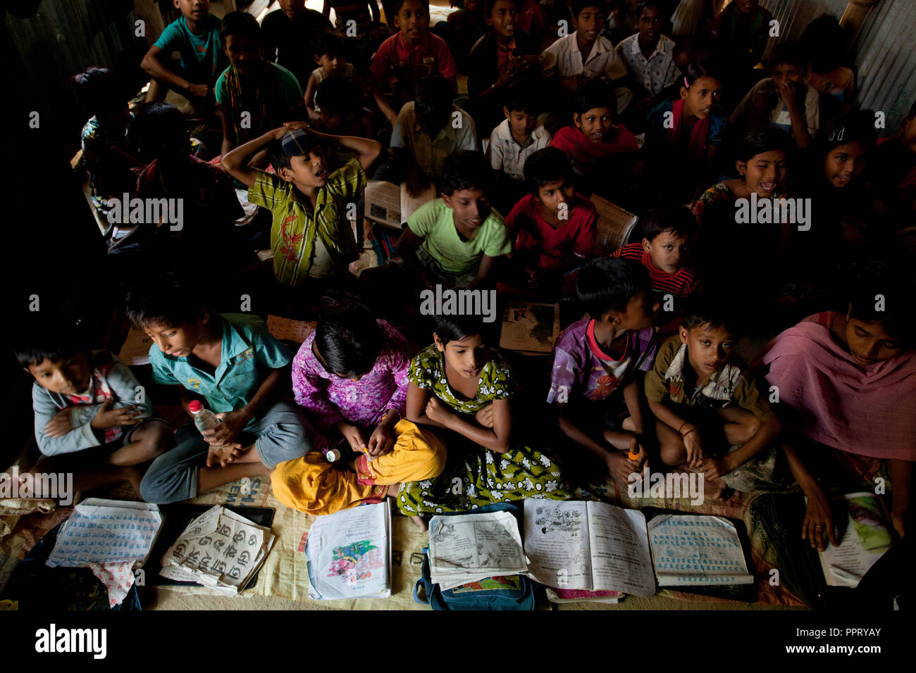 Studenten an nicht-formalen Grundschule, die von einer NRO an Sahapur. Sonargaon, Narayanganj, Bangladesch. Stockfoto