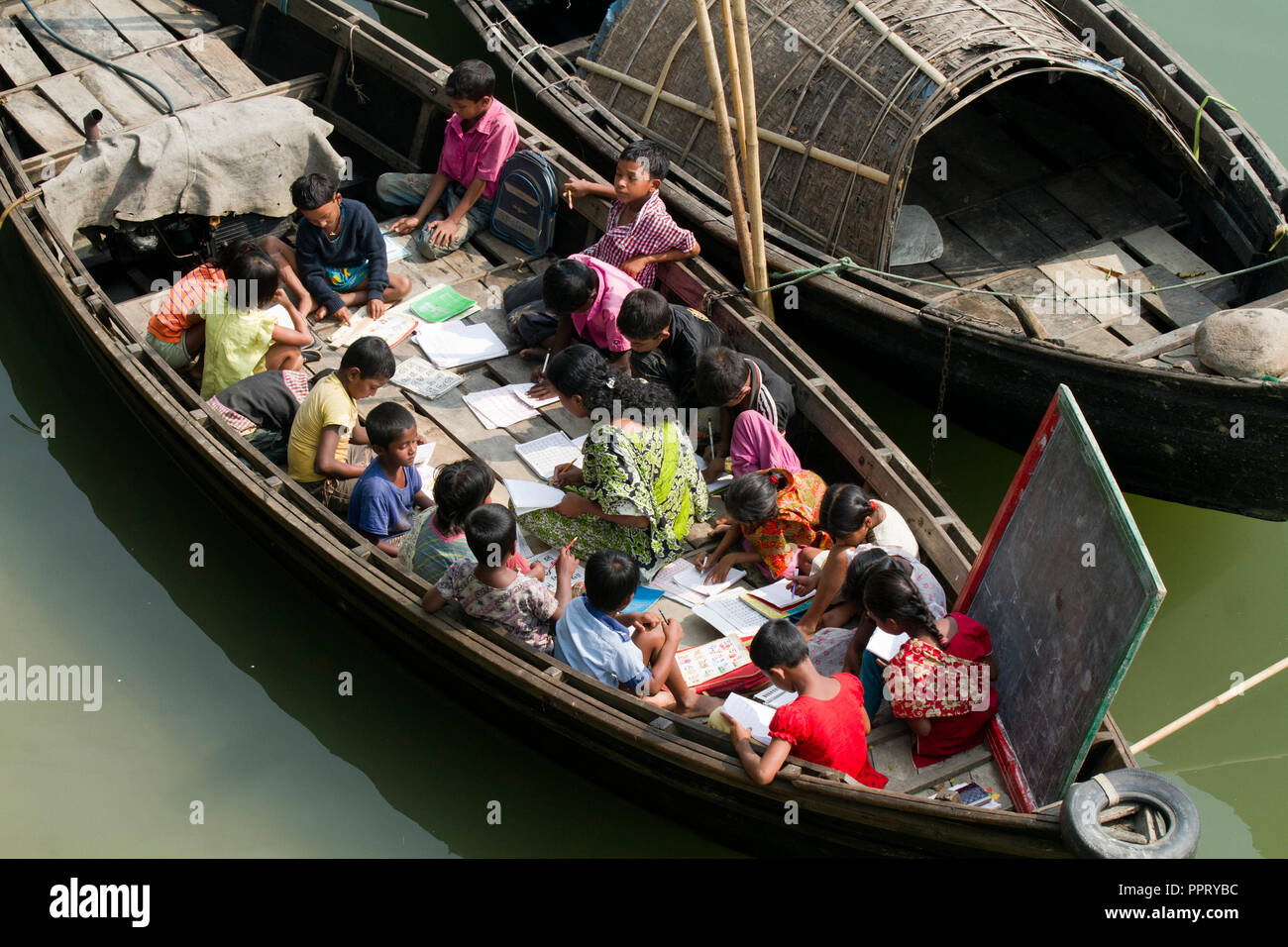 Eine schwimmende Schule für Gypsy Kinder an Sahapur. Sonargaon, Narayanganj, Bangladesch. Stockfoto