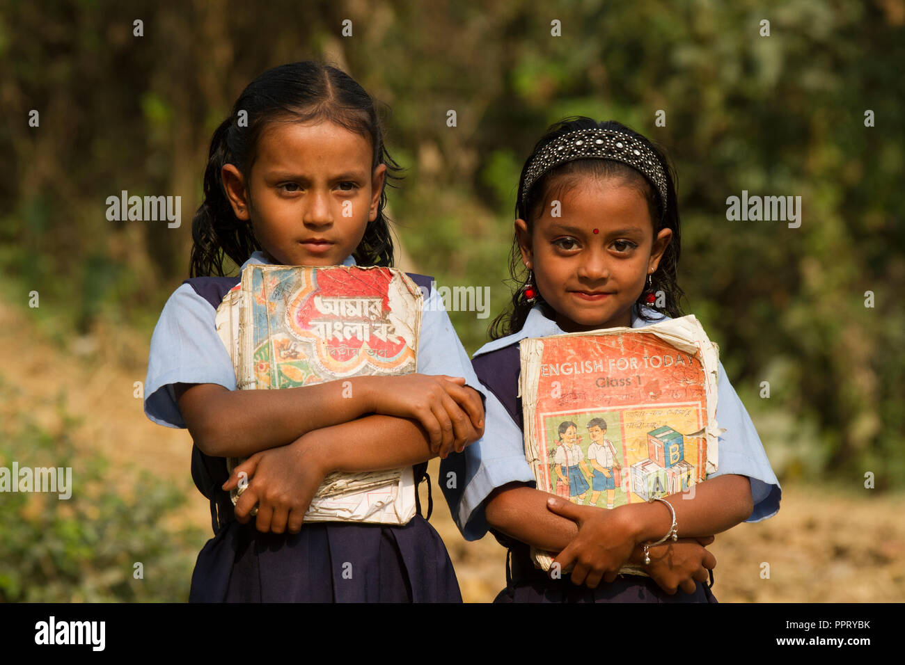 Studentinnen holding Bücher bei Sahapur. Sonargaon, Narayanganj, Bangladesch. Stockfoto