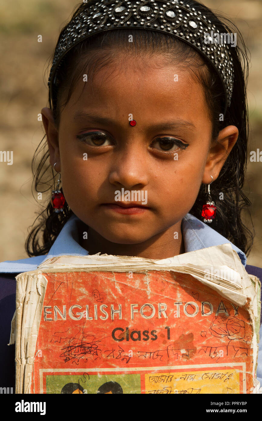 Ein Mädchen student Holding Bücher bei Sahapur. Sonargaon, Narayanganj, Bangladesch. Stockfoto