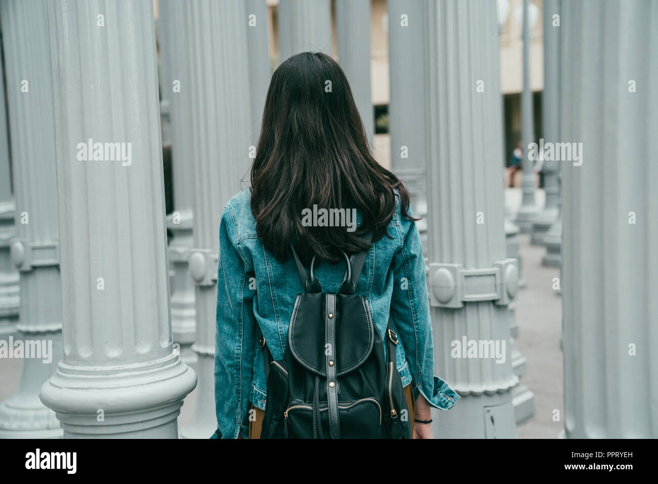 Junge Dame ist zu Fuß in das Los Angeles County Museum of Art, trägt sie einen schwarzen Rucksack Stockfoto