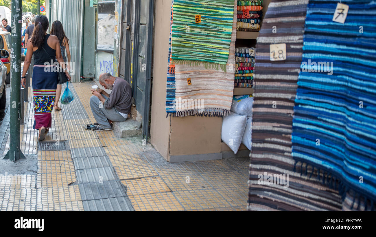 Athen Griechenland/August 17, 2018: Frau walking Down Down Flohmarkt mit Graffiti auf den geschlossenen Türen geschlossen Stockfoto