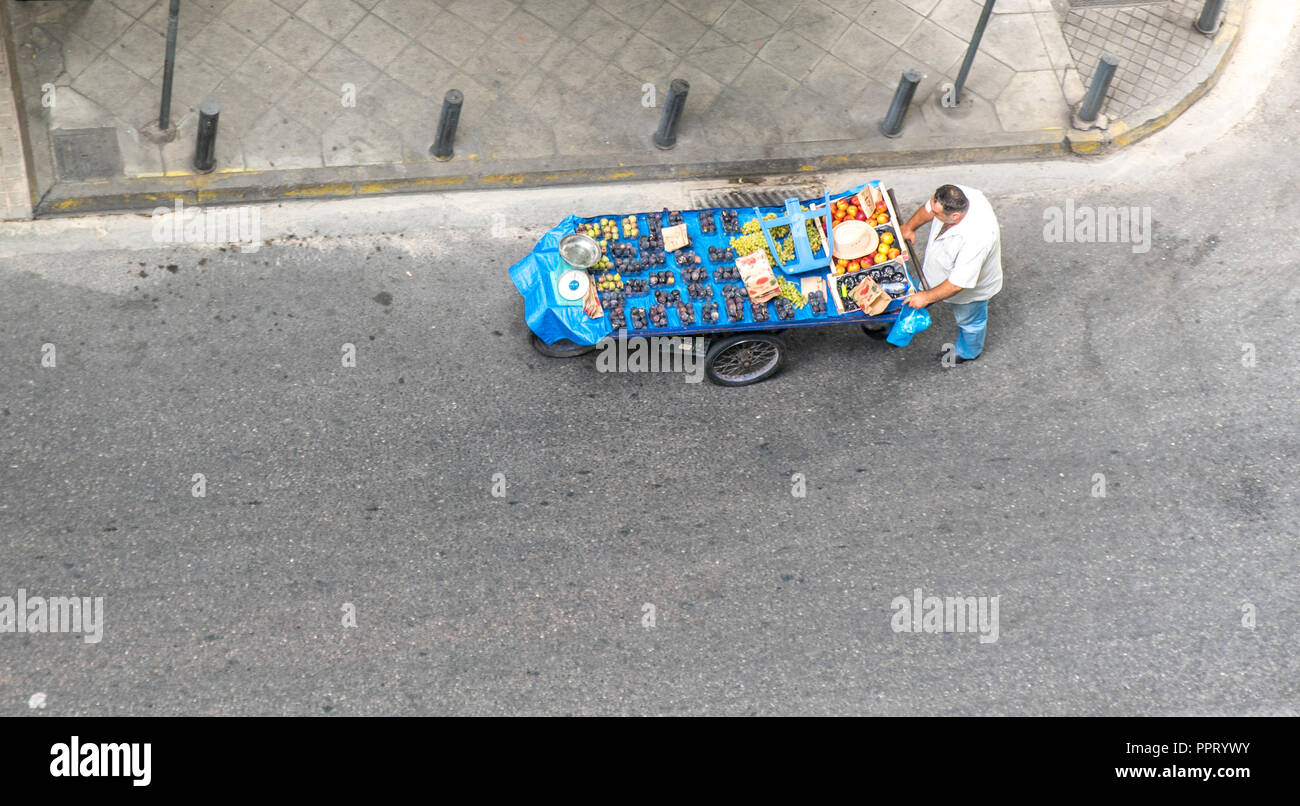Athen Griechenland/August 17, 2018: Die Menschen schieben Obst Warenkorb auf der Straße in Athen Stockfoto