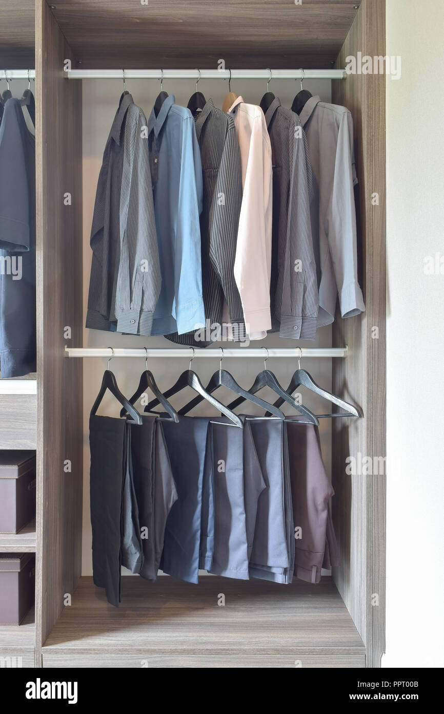 Reihe von bunten Hemden und Hosen in aus Holz aufhängen Stockfotografie -  Alamy