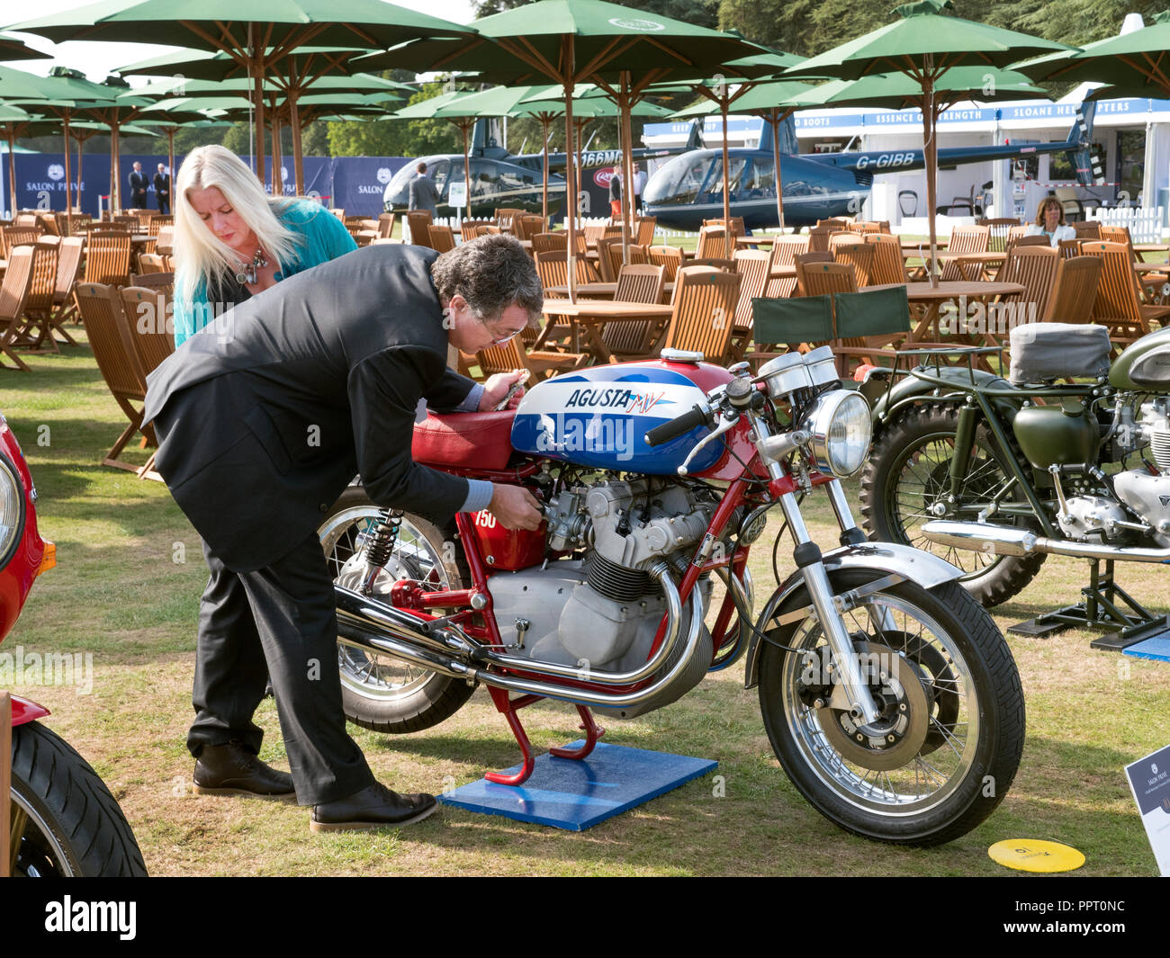 Besitzer eines 1974 MV Agusta Motorrad, die es für die Beurteilung, die im Salon Prive 2018 Blenheim Palace Woodstock GROSSBRITANNIEN Stockfoto